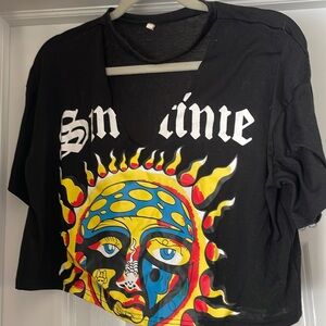 Fun, oversized, cropped T-shirt with built-in fabric necklace